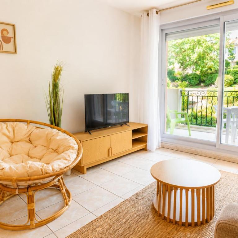 Cozy 2-room apartment with a pool, beach 8 min away! - One-Bedroom Apartment - 7