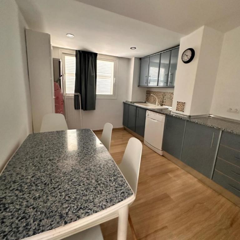 Luxury Beachfront Bright & Spacious by TuriVida - Deluxe Apartment - 4