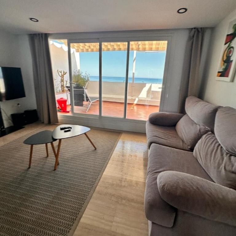 Luxury Beachfront Bright & Spacious by TuriVida - Deluxe Apartment - 8