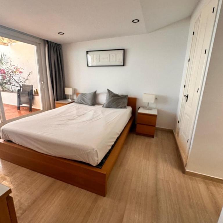 Luxury Beachfront Bright & Spacious by TuriVida - Deluxe Apartment - 10
