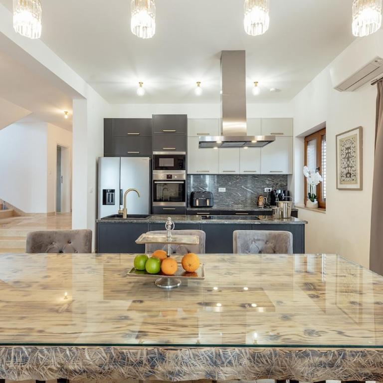 Lux Olive Garden Villa - Five-Bedroom House - 4