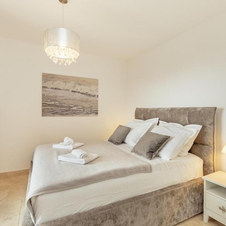 Lux Olive Garden Villa - Five-Bedroom House - 28