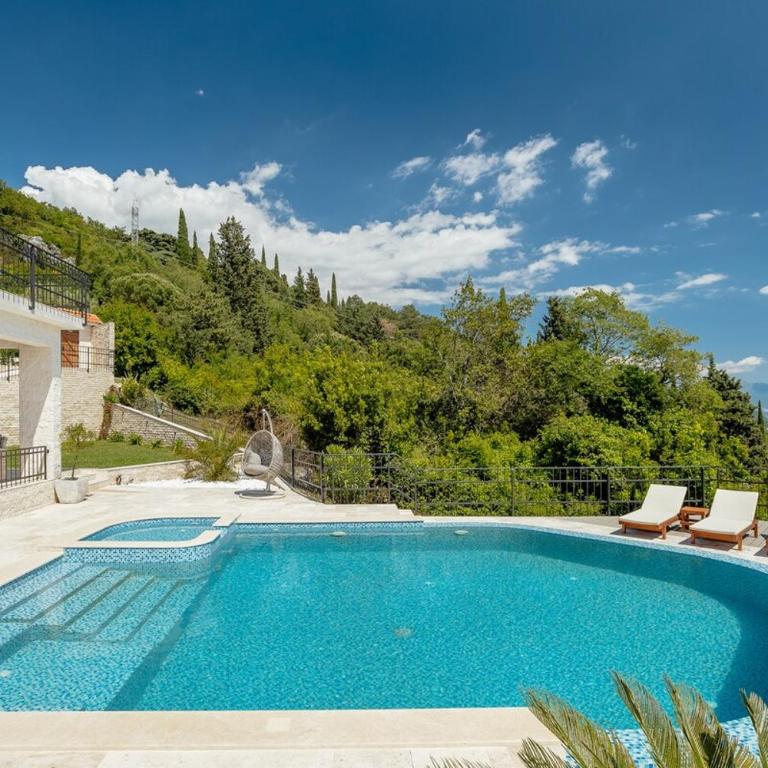 Lux Olive Garden Villa - Five-Bedroom House - 37