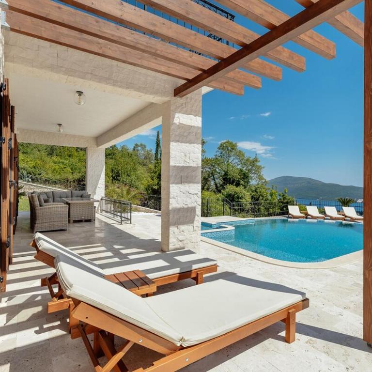 Lux Olive Garden Villa - Five-Bedroom House - 42