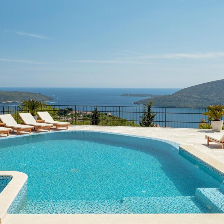 Lux Olive Garden Villa - Five-Bedroom House - 61