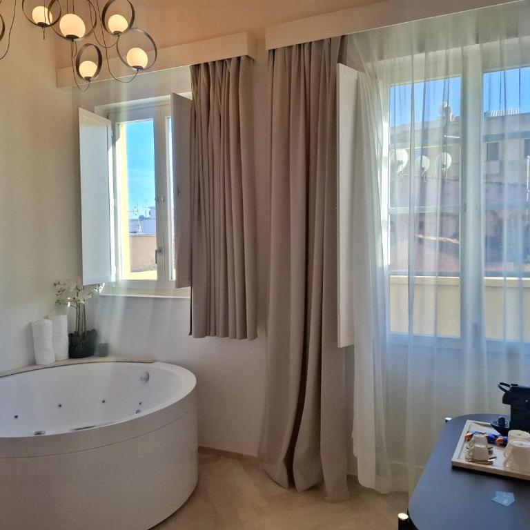 Marmori Suites Cagliari - Camera King con Vasca Idromassaggio - 6