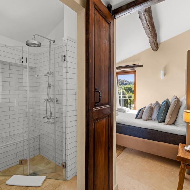 Stay in a charming villa with a heated pool - Villa - 26