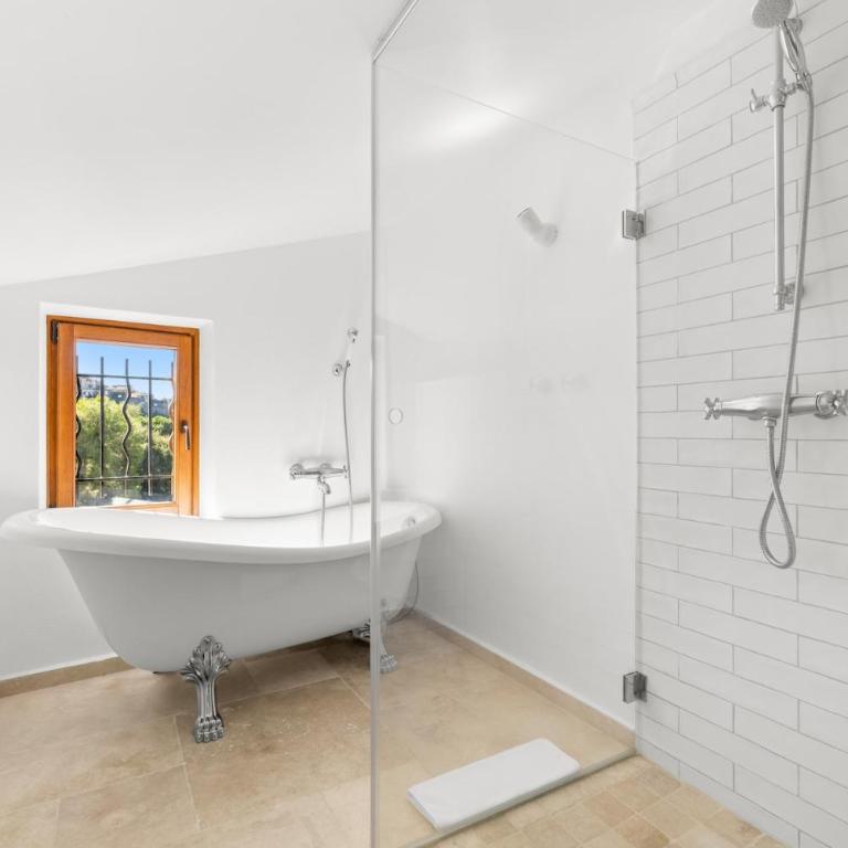 Stay in a charming villa with a heated pool - Villa - 20