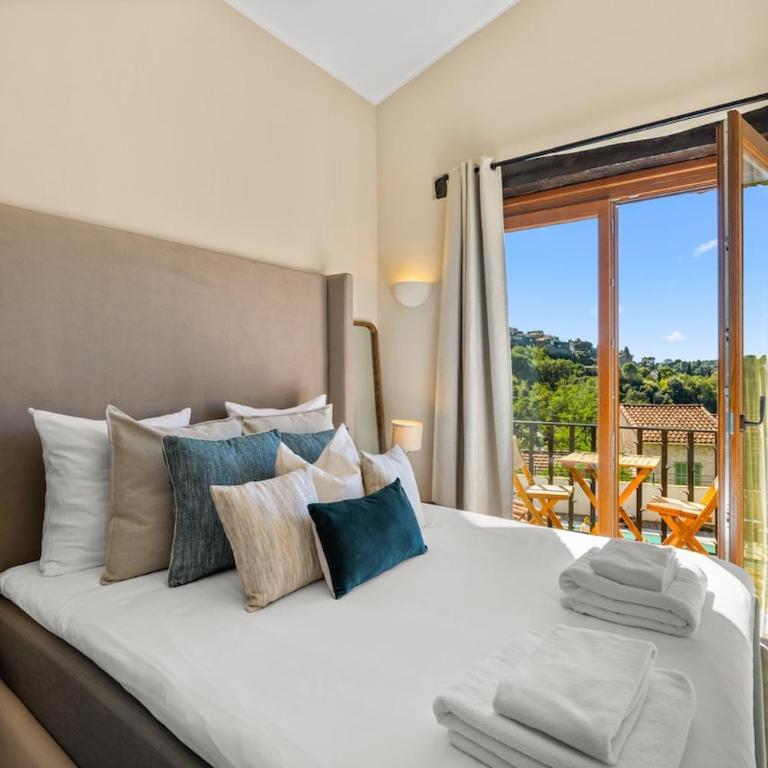 Stay in a charming villa with a heated pool - Villa - 18