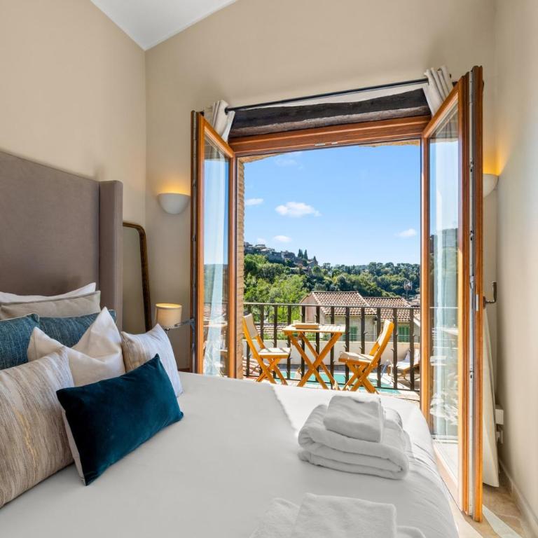 Stay in a charming villa with a heated pool - Villa - 17