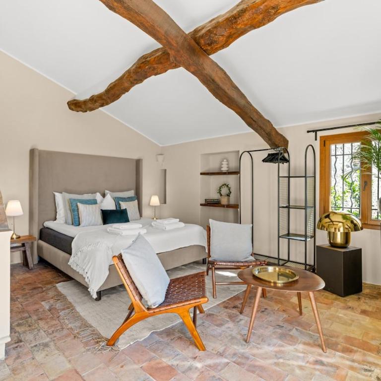 Stay in a charming villa with a heated pool - Villa - 15