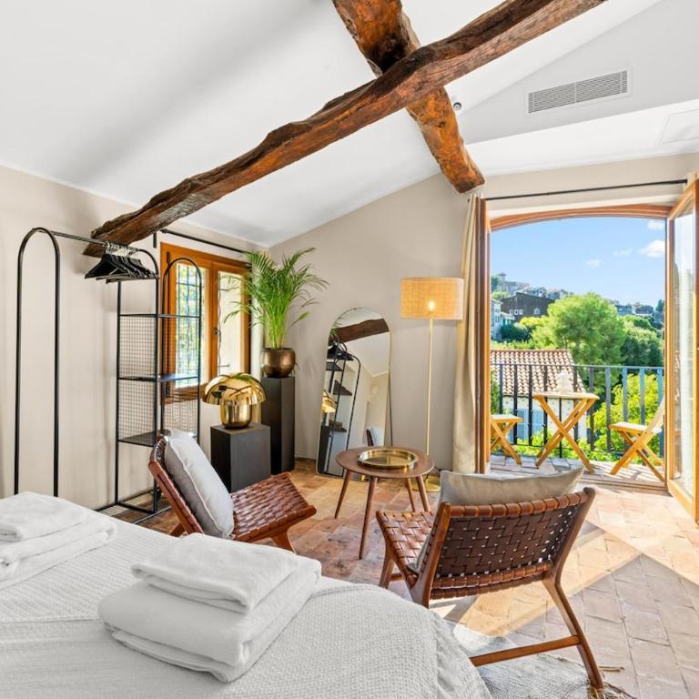 Stay in a charming villa with a heated pool - Villa - 14