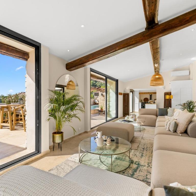 Stay in a charming villa with a heated pool - Villa - 12