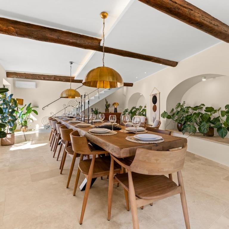 Stay in a charming villa with a heated pool - Villa - 11