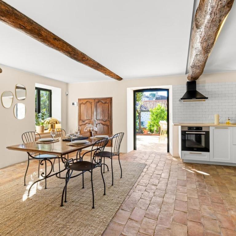 Stay in a charming villa with a heated pool - Villa - 10