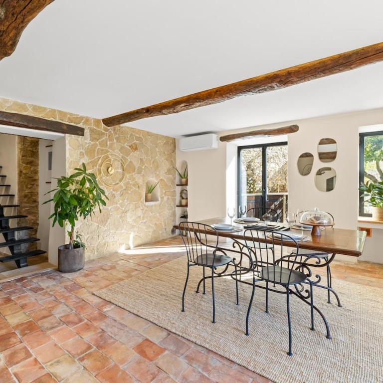 Stay in a charming villa with a heated pool - Villa - 9