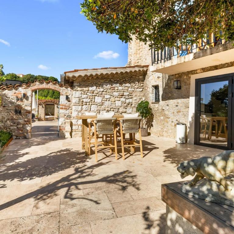 Stay in a charming villa with a heated pool - Villa - 4