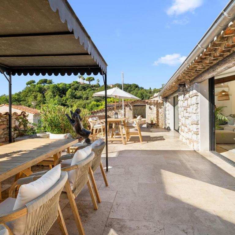 Stay in a charming villa with a heated pool - Villa - 3