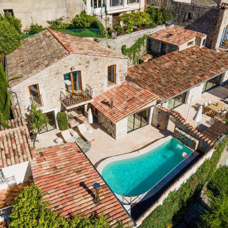Stay in a charming villa with a heated pool - Villa - 2