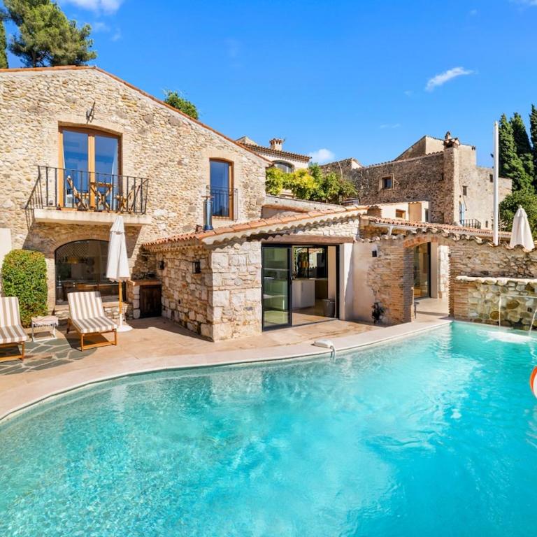 Stay in a charming villa with a heated pool - Villa - 1