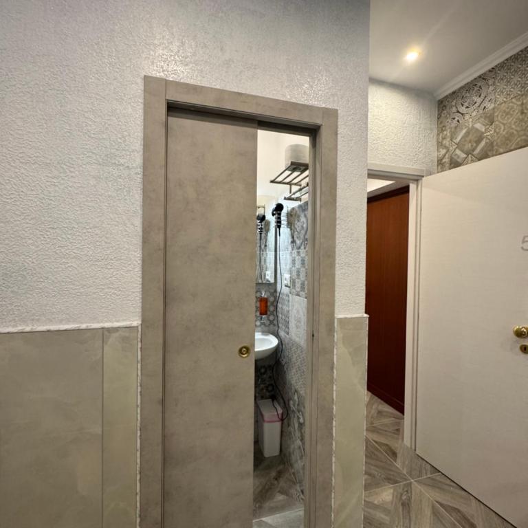 LUXOR ECO ROMA CASA E APPARTAMENTO PER VACANZE IN CENTRO Piazza Bologna, Colosseo, Piazza di Spagna, Vaticano, San Pietro, Sapienza, Fontana di Trevi, Piazza Navona, Trastevere, Tiburtina, Termini, Aeroporto - Monolocale Queen Deluxe - 4