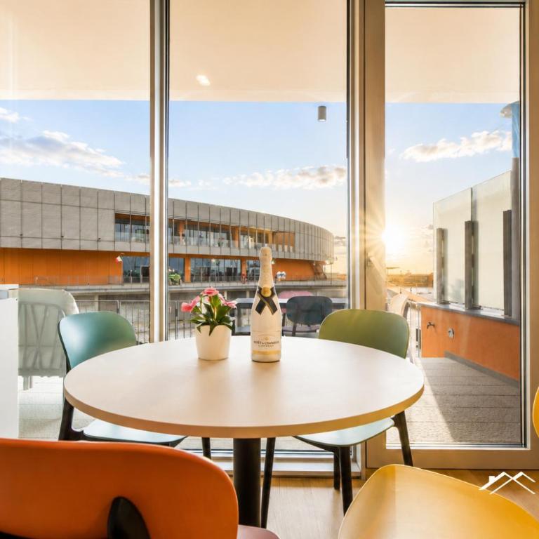 Waterfront Lux •1BR •A/C • Gym • Parking • By Tilo - Appartamento con 1 Camera da Letto e Terrazza - 14