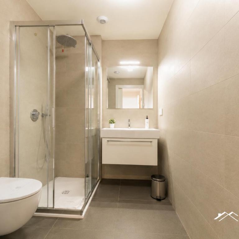 Waterfront Lux •1BR •A/C • Gym • Parking • By Tilo - Appartamento con 1 Camera da Letto e Terrazza - 17
