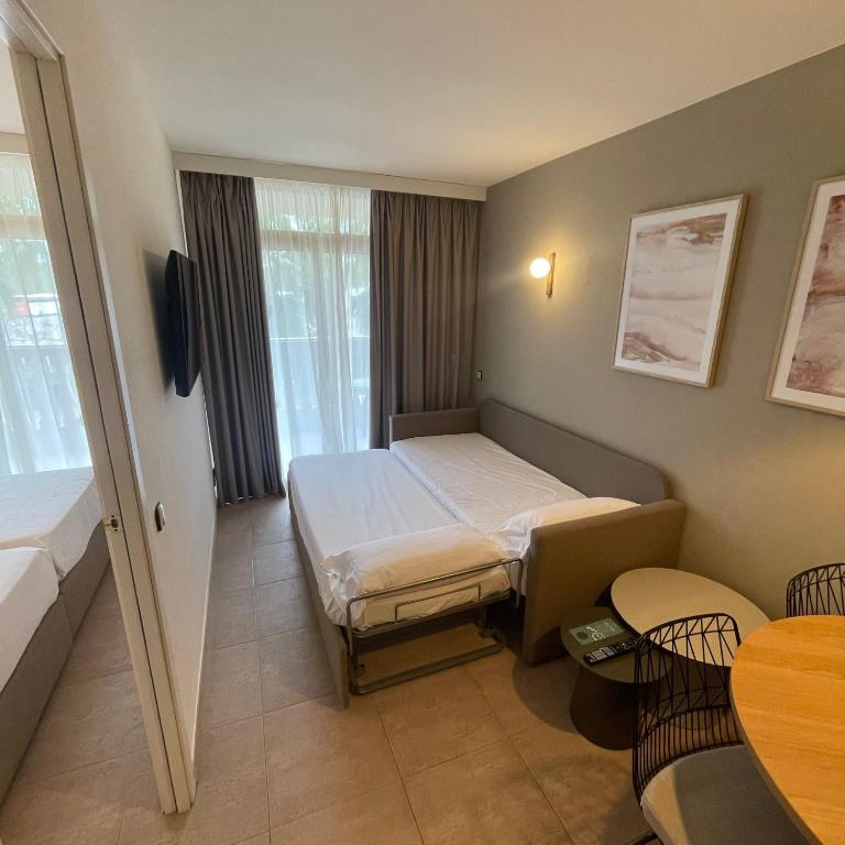 Ponient Dorada Palace by PortAventura World - Available rates with tickets to PortAventura Park & Ferrari Land - Appartement (2 Adultes + 1 Enfant) - Vue sur Piscine - 6