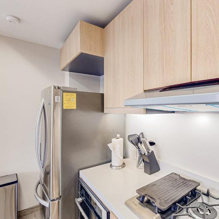 Downtown Condo with Great Views, Shared Pool, Hot Tub, & Grill - Vacation Home - 10