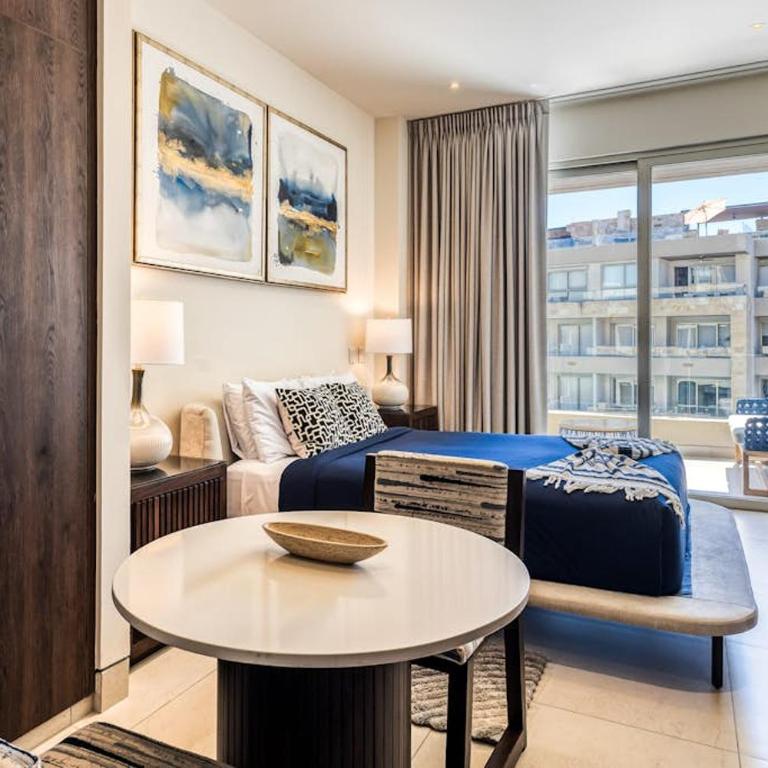 Exquisite Apartment with Balcony, TV, WiFi, Heated Pool & Gym/Fitness Room - Casa - 1