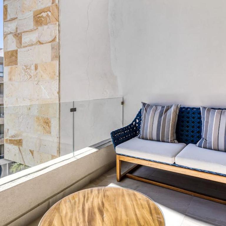 Exquisite Apartment with Balcony, TV, WiFi, Heated Pool & Gym/Fitness Room - Casa - 2