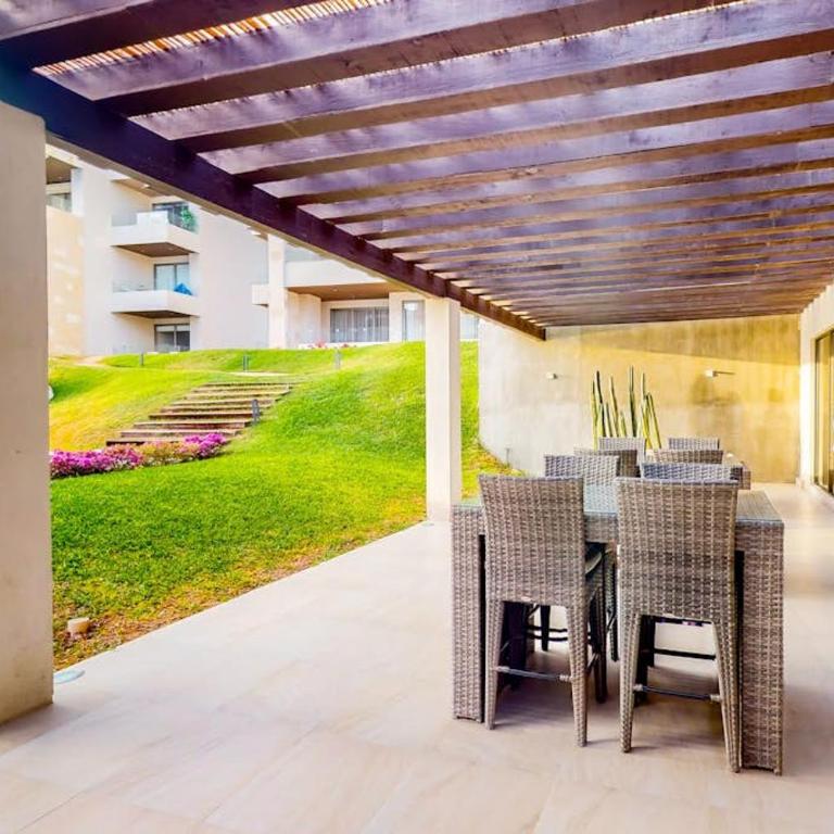 Exquisite Apartment with Balcony, TV, WiFi, Heated Pool & Gym/Fitness Room - Casa - 10