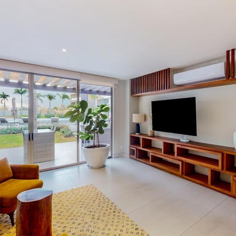 Exquisite Apartment with Balcony, TV, WiFi, Heated Pool & Gym/Fitness Room - Casa - 12