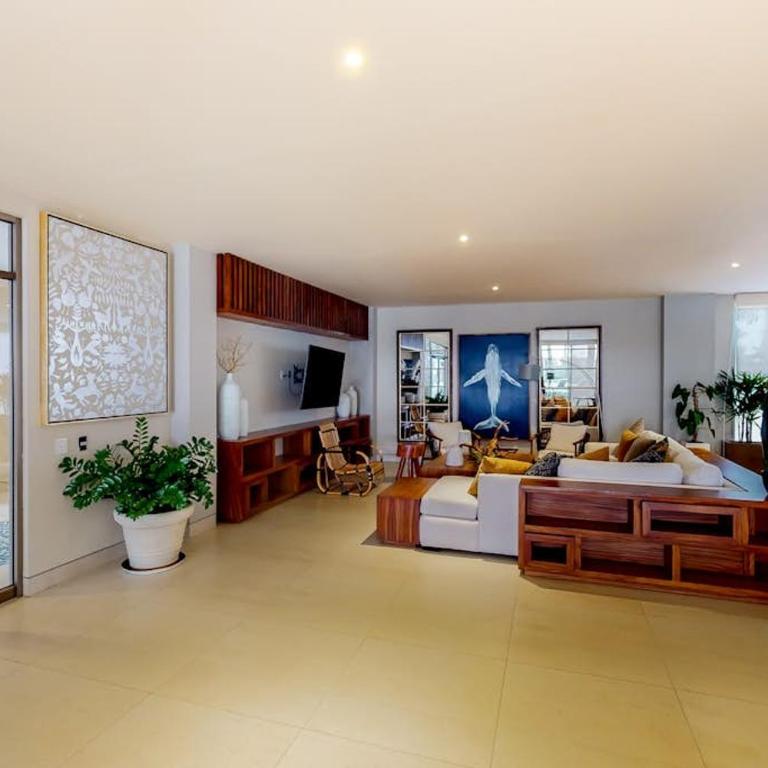 Exquisite Apartment with Balcony, TV, WiFi, Heated Pool & Gym/Fitness Room - Casa - 13