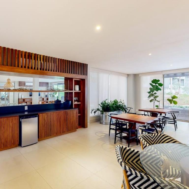Exquisite Apartment with Balcony, TV, WiFi, Heated Pool & Gym/Fitness Room - Casa - 14