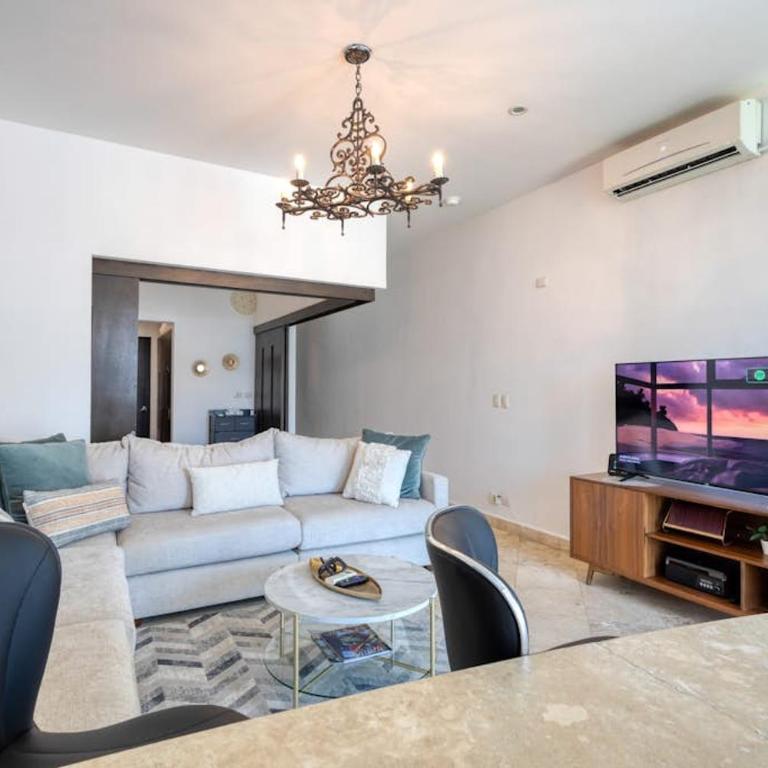 Charming & sunlit condo with pool & balcony - near golf, beaches, & nightlife - Vacation Home - 4