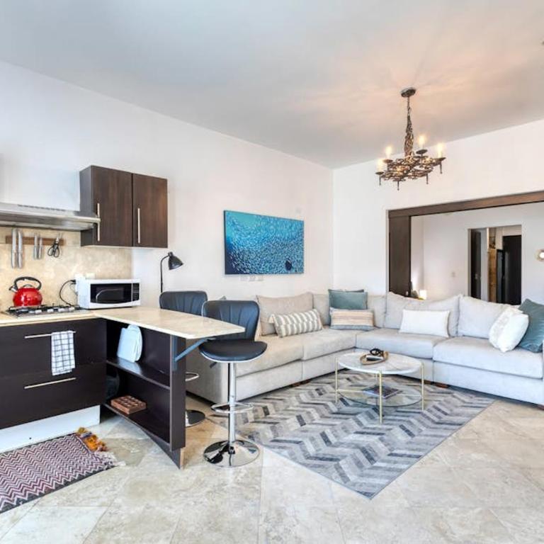 Charming & sunlit condo with pool & balcony - near golf, beaches, & nightlife - Vacation Home - 10