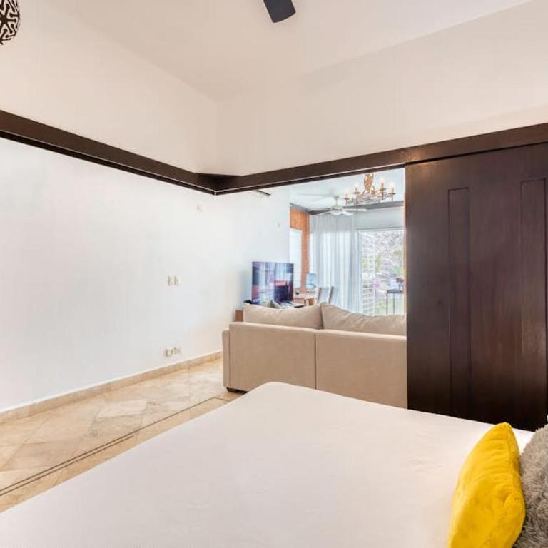 Charming & sunlit condo with pool & balcony - near golf, beaches, & nightlife - Vacation Home - 14