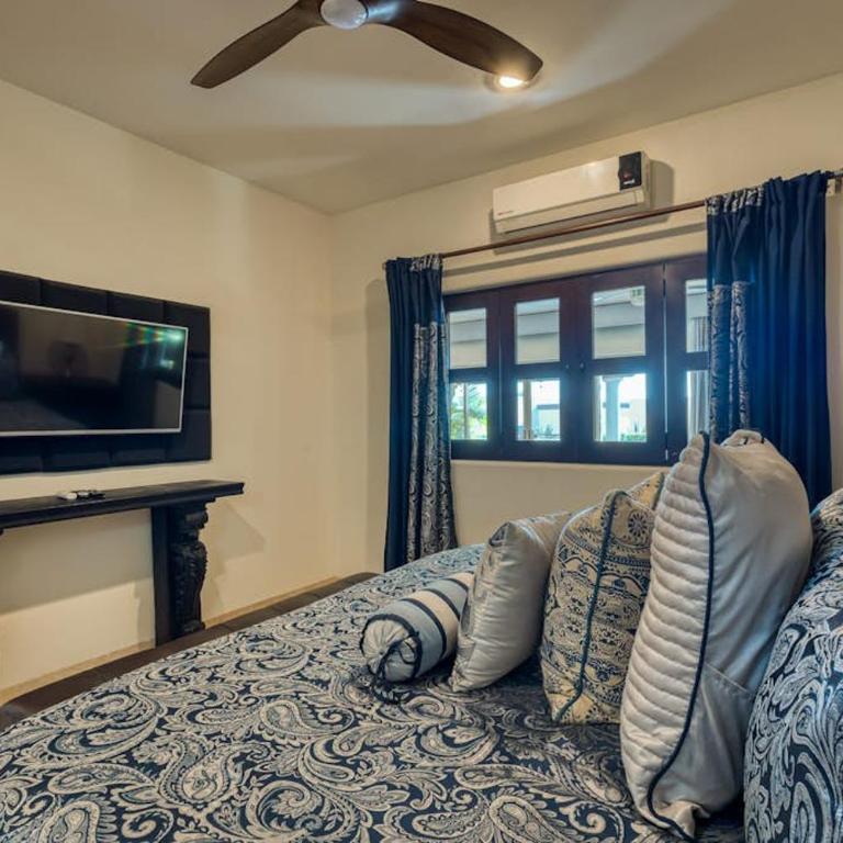 Stylish Condo with Pool, Ocean Views, Fitness & Private Patio Grill - Vacation Home - 12
