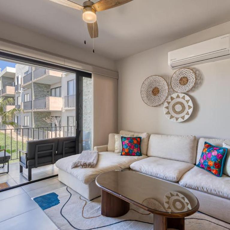 Bright and Modern Condo w/ Balcony, Shared Pool, A/C, minutes to Beach & Town - Casa - 1