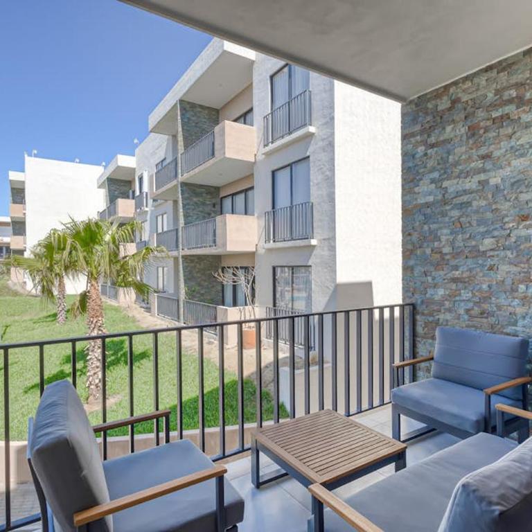 Bright and Modern Condo w/ Balcony, Shared Pool, A/C, minutes to Beach & Town - Casa - 2