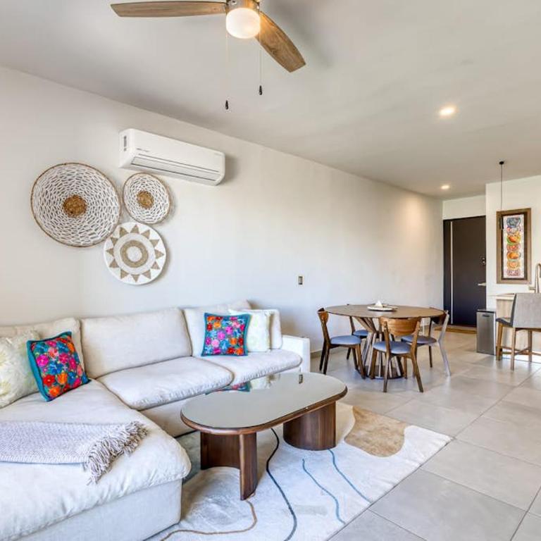 Bright and Modern Condo w/ Balcony, Shared Pool, A/C, minutes to Beach & Town - Casa - 3