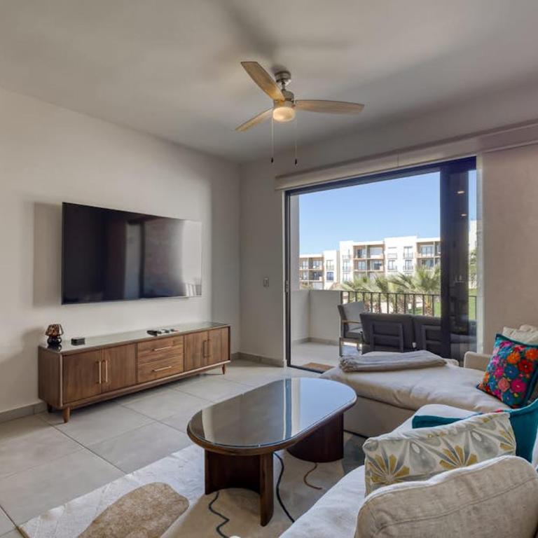 Bright and Modern Condo w/ Balcony, Shared Pool, A/C, minutes to Beach & Town - Casa - 4