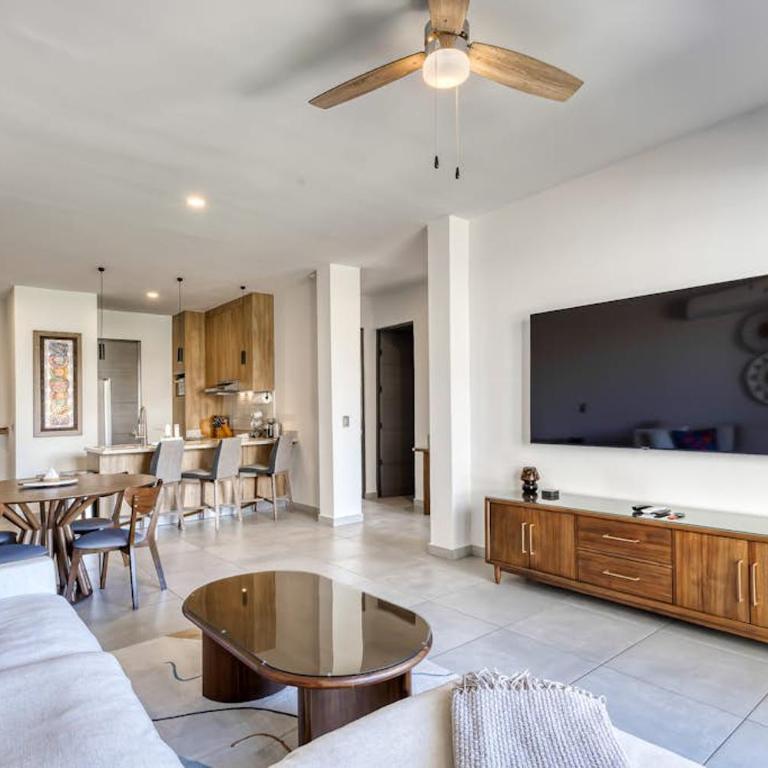 Bright and Modern Condo w/ Balcony, Shared Pool, A/C, minutes to Beach & Town - Casa - 5