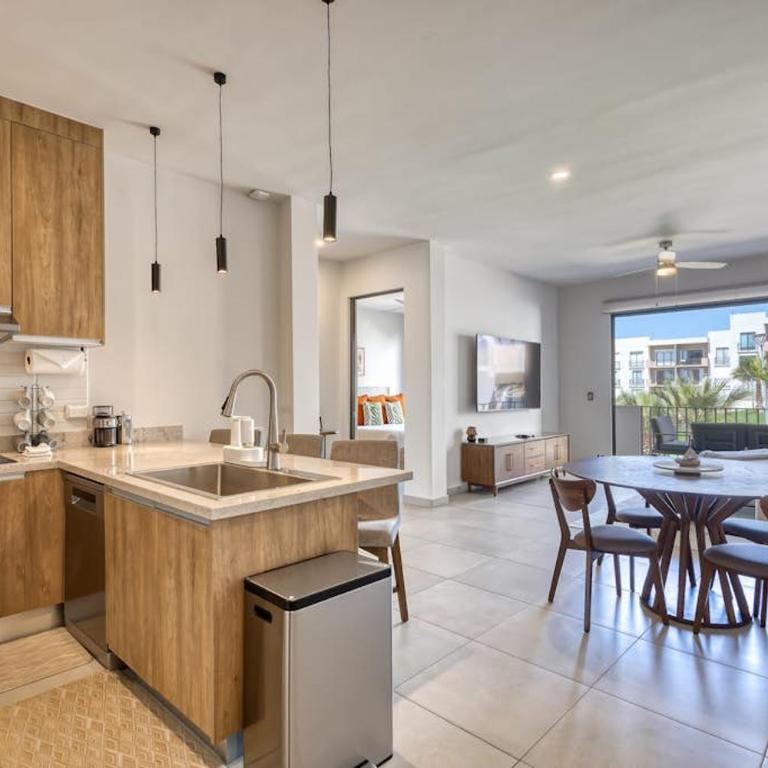 Bright and Modern Condo w/ Balcony, Shared Pool, A/C, minutes to Beach & Town - Casa - 11