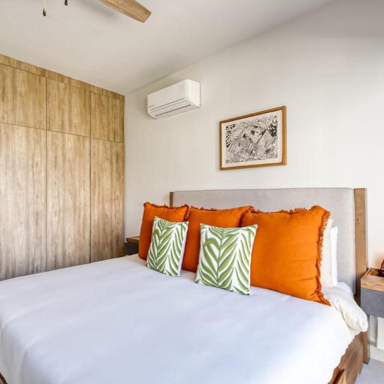 Bright and Modern Condo w/ Balcony, Shared Pool, A/C, minutes to Beach & Town - Casa - 15