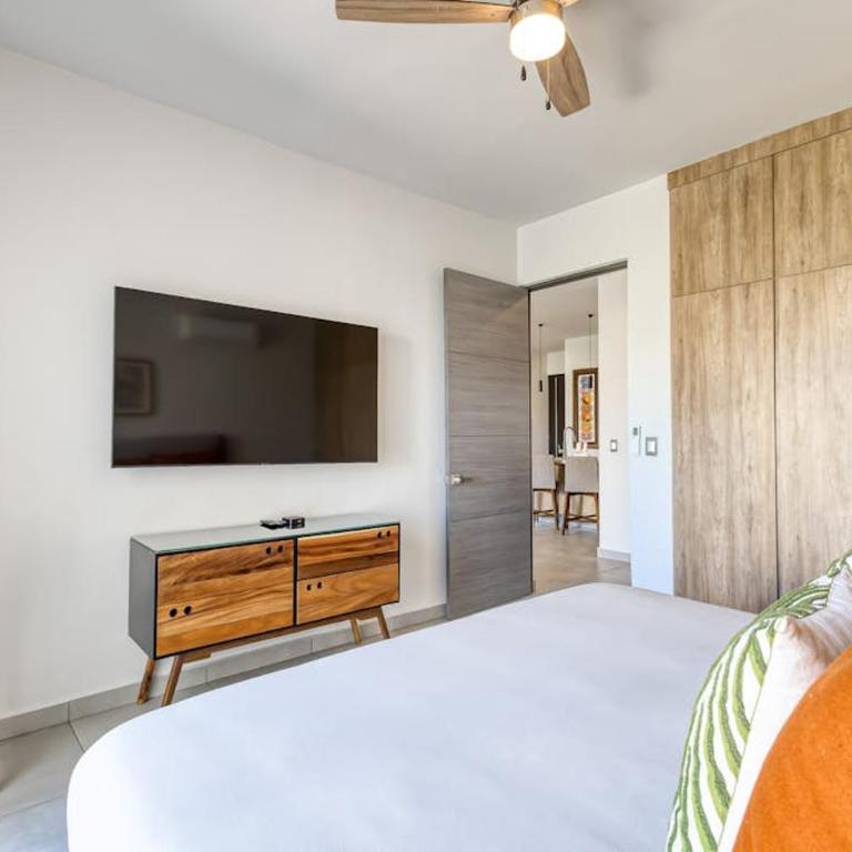 Bright and Modern Condo w/ Balcony, Shared Pool, A/C, minutes to Beach & Town - Casa - 16