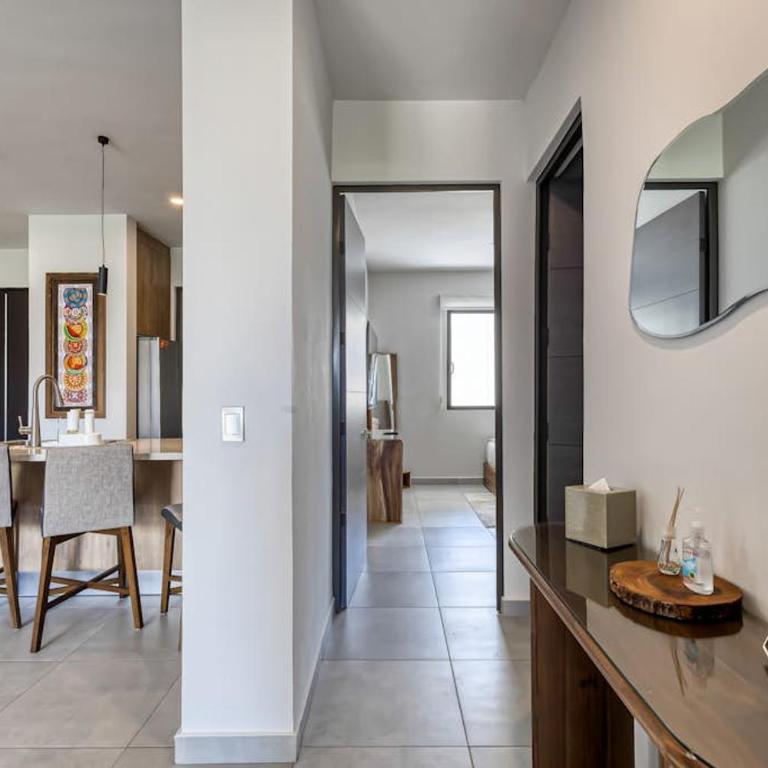 Bright and Modern Condo w/ Balcony, Shared Pool, A/C, minutes to Beach & Town - Casa - 17