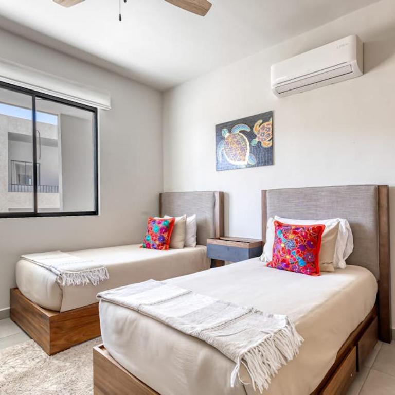 Bright and Modern Condo w/ Balcony, Shared Pool, A/C, minutes to Beach & Town - Casa - 18