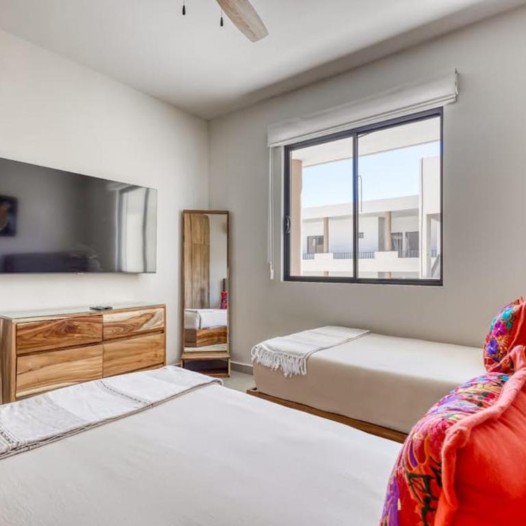 Bright and Modern Condo w/ Balcony, Shared Pool, A/C, minutes to Beach & Town - Casa - 20